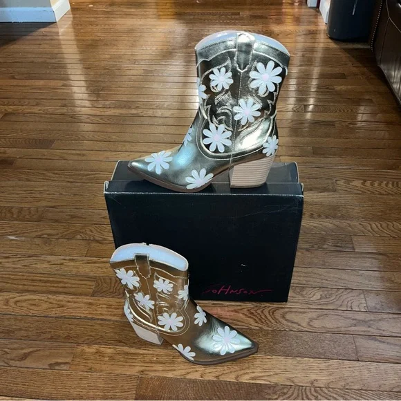 Betsy Johnson Leather Teddy Floral Western Boots Gold Women’s Size 8 NIB - Picture 2 of 12